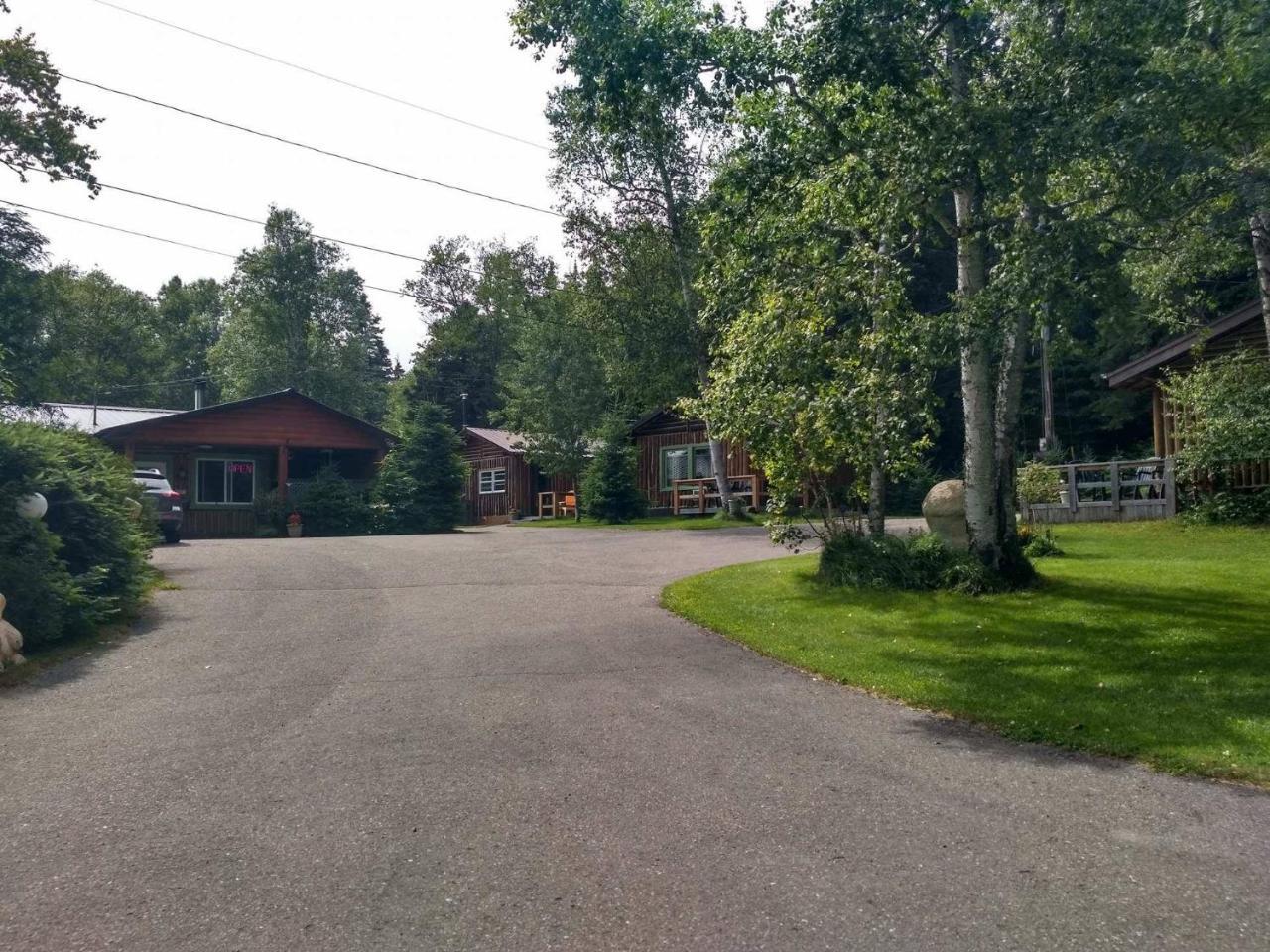 High Falls Motel & Cabins Wawa Exteriör bild